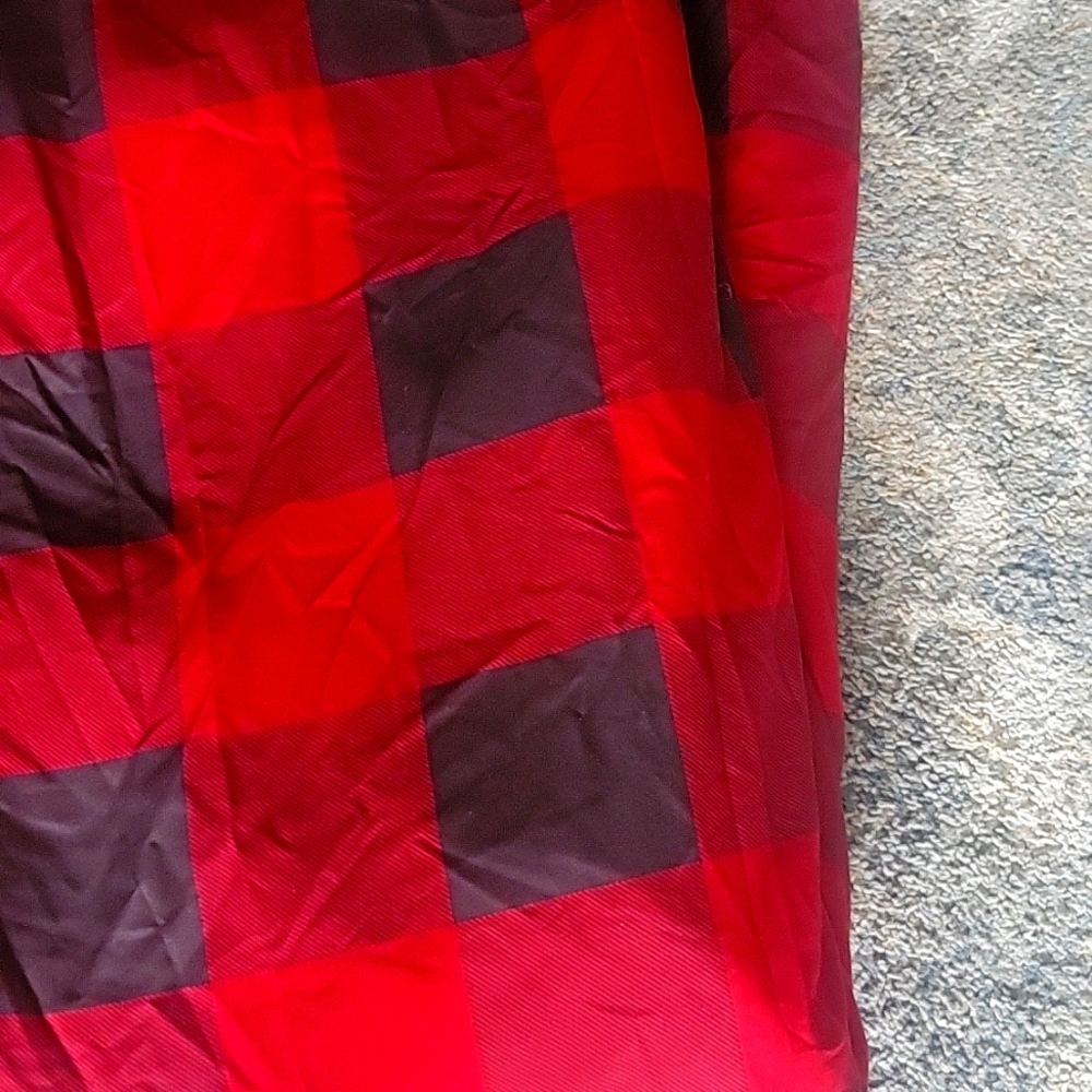 Queen comforter  with 2 matching pillow shams